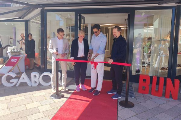 Gabor-CEO Stefan Blöchinger, Filialleiterin Andrea Karstens, Gabor-Inhaber Paramjeet Singh und Geschäftsführer Sascha Negele (von links)