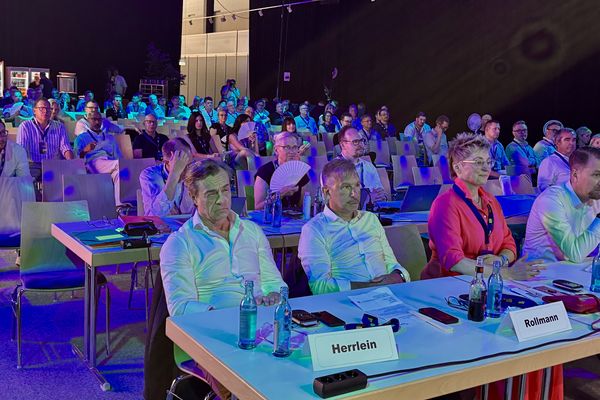 Insgesamt waren 74 Mitglieder anwesend.
