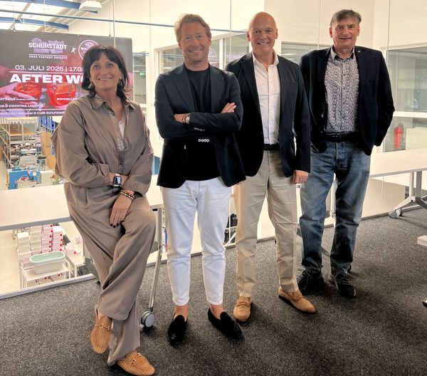 Isolde Woll, Marketingleiterin der Wasgau AG, Andreas Klautzsch (Kennel & Schmenger), Jürgen Cölsch (Caprice) und Rolf Schlicher, Vorsitzender des Pirmasens Marketing e. V. (von links)
