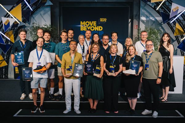 Alle Nominierten und Gewinner des MoveBeyond Award zusammen mit der Jury und den Initiatoren.