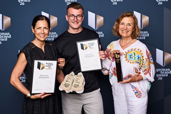 Stefanie Drinndörfer (Senior Marketing Manager), Adrian Bär (Chief Commercial Officer) und Ute Leder (Filialbetreiberin Bär-Store Berlin-Mitte) freuen sich über die Auszeichnung (von links).