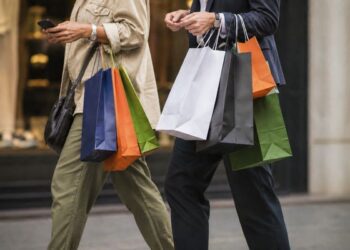 Sieht man immer seltener: Verbraucherinnen beim Shopping.
