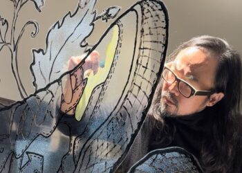 Dong Seon Lee bei einer Schaufenstergestaltung