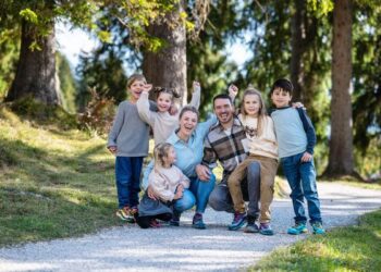Miriam und Felix Neureuther und Lowa-Kids (Foto: Kerstin Rysavy)