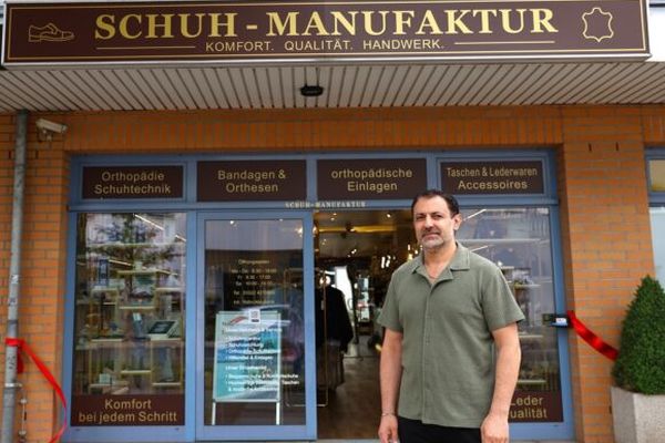 Inhaber Yefim Maydanik vor der neuen Schuh-Manufaktur