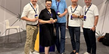 Stefan Nicolai und Christian Kreuzer vom ECC sowie Biljana Akik und Volker Gromer von Sport 2000 setzen ihre Zusammenarbeit beim Artikelstamm- und EDI-Datenaustausch fort.