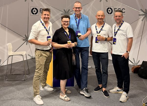 Stefan Nicolai und Christian Kreuzer vom ECC sowie Biljana Akik und Volker Gromer von Sport 2000 setzen ihre Zusammenarbeit beim Artikelstamm- und EDI-Datenaustausch fort.