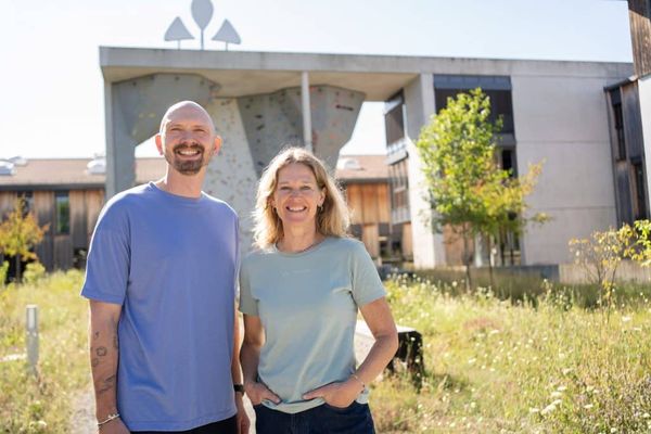 Der neue Marketingleiter Julian Uhlhaas und Geschäftsführerin Antje von Dewitz vor der Vaude-Firmenzentrale (Foto: Vaude)