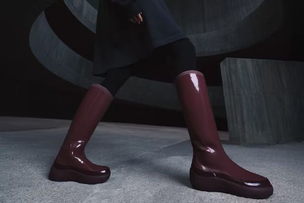 Modell aus der neuen Rains-Kollektion