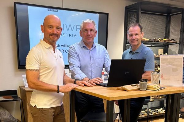 Gemeinsam für die digitale Zukunft des Schuhfachhandels (von links): Stefan Nicolai, Geschäftsführer ECC European Clearing Center, Andreas Mayer, Geschäftsführer der ANWR Austria, und Roland Fuschlberger von Schuhmoden Fuschlberger.