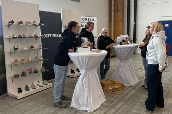 Interessierte Schülerinnen am Stand von Josef Seibel