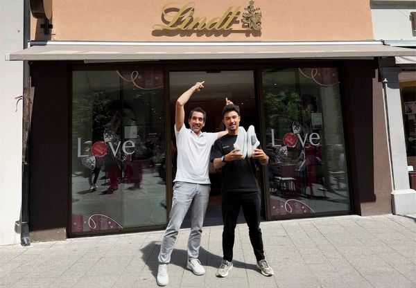 Claudio Minder und Karl Müller vor dem zukünftigen Kybun Joya-Shop in Konstanz