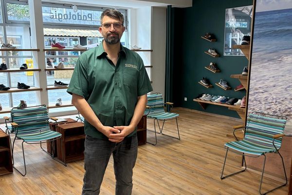 Josef Noack präsentiert das neue Fachgeschäft, das traditionelle Handwerkskunst mit moderner Versorgungstechnik verbindet.