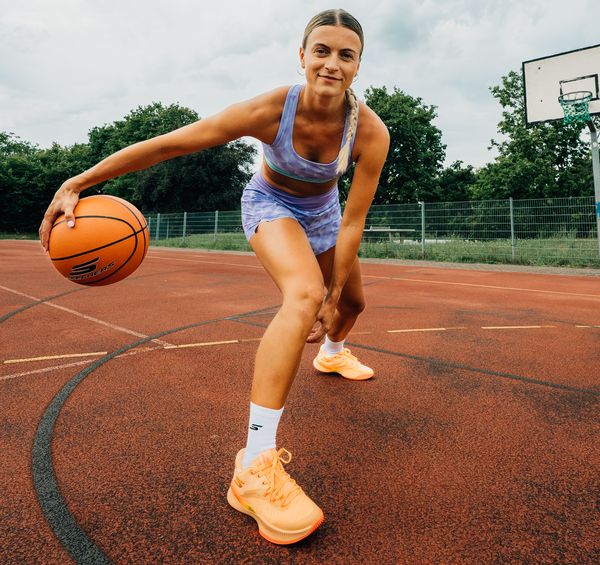 Alexandra Wilke läuft künftig in Skechers-Schuhen auf.