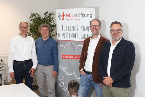 Von links: Thomas Weil (2. Vorsitzender ANWR Kinderhilfe), PD Dr. Guido Hermey (Zentrum für molekulare Neurobiologie Hambur), Dr. Frank Stehr (Vorstand NCL Stiftung) und Ullrich Lüke (Bereichsleiter Unternehmenskommunikation ANWR Group eG)