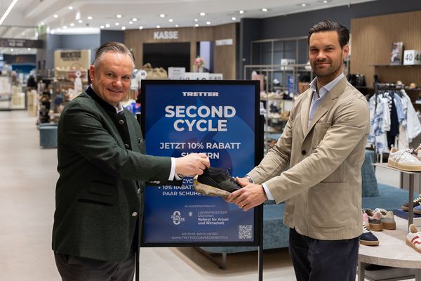 Recycling-Initiative im Münchner Flagshipstore: Wirtschaftsreferent Christian Scharpf (links) und Luca Tretter. (Foto: Tretter)