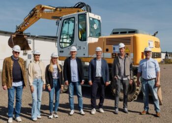 Von links: Peter Schweitzer, Salume Salabian und Vera Arnold (alle PBM Südwest GmbH), Uli Nölkensmeier (Center Director ZFO) und Mark Salvi (Development Director ZFO), Rickerd van der Plas und Rop van Loenhout (beide Attika Architekten)