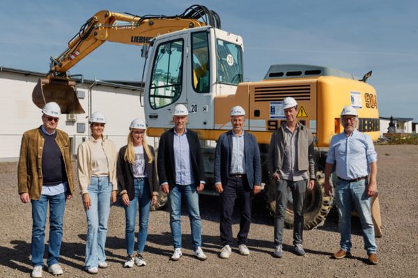 Von links: Peter Schweitzer, Salume Salabian und Vera Arnold (alle PBM Südwest GmbH), Uli Nölkensmeier (Center Director ZFO) und Mark Salvi (Development Director ZFO), Rickerd van der Plas und Rop van Loenhout (beide Attika Architekten)