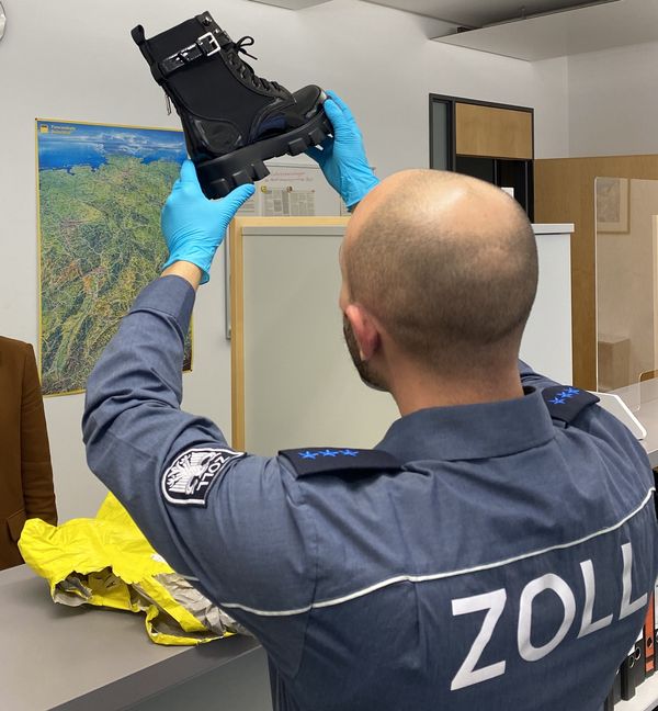 Ein Zollbeamter kontrolliert einen Schuh. (Foto: Hauptzollamt Karlsruhe)