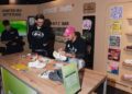 In der Crocs Corner können Besucher ihre Clogs mit Jibbitz personalisieren.