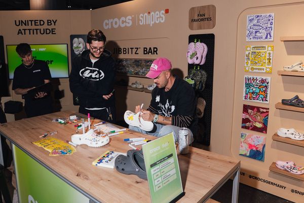 In der Crocs Corner können Besucher ihre Clogs mit Jibbitz personalisieren.