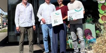 Hauptpreis der Jury 2026 für Schuhe Orthopädie Geyrecker aus Ybbs: Die Auszeichnung wurde direkt vor dem prämierten Geschäft überreicht.