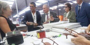 Minister Jordi Hereu informiert sich in Elda aus erster Hand über die Hintergründe der Schuhindustrie.