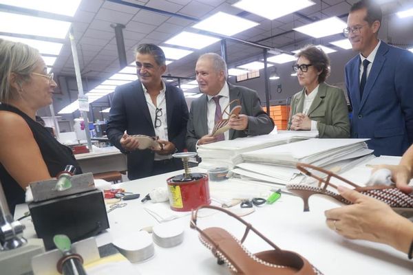 Minister Jordi Hereu informiert sich in Elda aus erster Hand über die Hintergründe der Schuhindustrie.