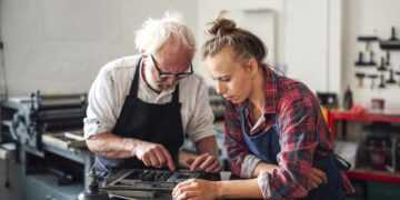 Für viele mittelständische Unternehmen wird die Suche nach einer geeigneten Nachfolge schwieriger. Besonders im Einzelhandel ist die Zahl der erfassten Übergaben zurückgegangen. (Foto: Nachfolgemonitor 2026/FOM)