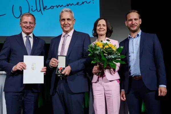 Auszeichnung beim Festakt: Landeshauptmann Thomas Stelzer, Thomas Schützeneder, Michaela Schützeneder und Florian Schützeneder (von links)