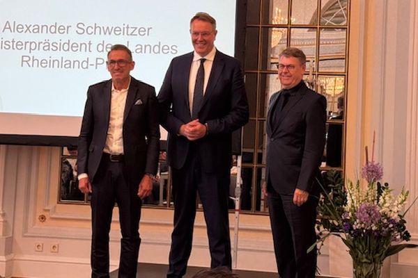 HDS/L-Vorsitzender Carl-August Seibel, der Ministerpräsident von Rheinland-Pfalz Alexander Schweitzer und HDS/L-Hauptgeschäftsführer Manfred Junkert (von links)