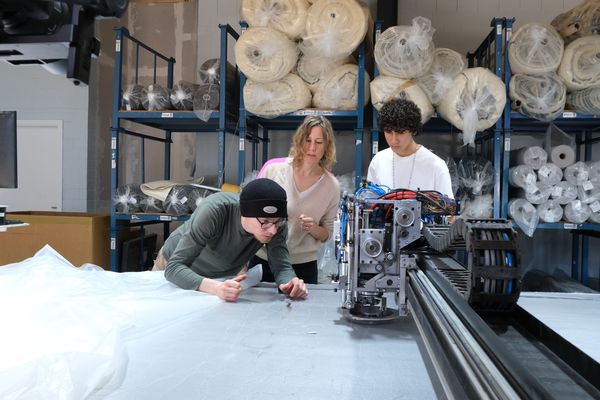 Schritt für Schritt: Bei Textilproduzent Marco Scheel (links) prüfen Anna Yona (Mitte) und Nevó Yona (rechts) die Materialien für die Barfußschuhe.