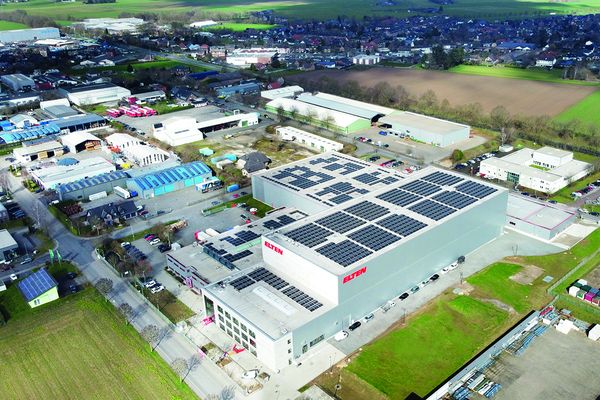 Photovoltaikanlage mit einer Gesamtleistung von 938 Kilowatt-Peak auf dem Dach des Elten-Logistikzentrums.
