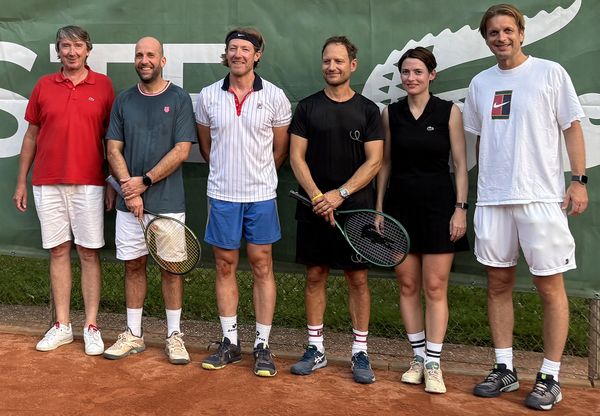 Die Gewinner des Tennisturniers waren Nora Johanna Werdich (Schuhhaus Werdich) und Dirk Wallbott (Schuhhaus Waldschmidt). Christian Koch (Schuh Koch) und Matthias Jäger (Palladium) freuten sich über den zweiten Platz. Von links: Ex-Tennisprofi Bernd Karbacher, Matthias Jäger, Christian Koch, Dirk Wallbott, Nora Johanna Werdich und ANWR-Geschäftsführer und Ex-Tennisprofi Patrick Gottesleben.