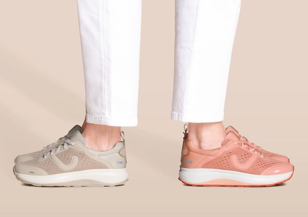 Die Joya-Modelle Miami aus der F/S-2026-Kollektion in Beige und Pink