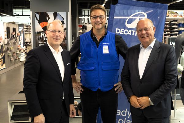 Von links: Stefan Genth (HDE-Geschäftsführer), Arnaud Sauret (Geschäftsführer Decathlon Deutschland), Dr. Alexander von Preen (HDE-Präsident)
