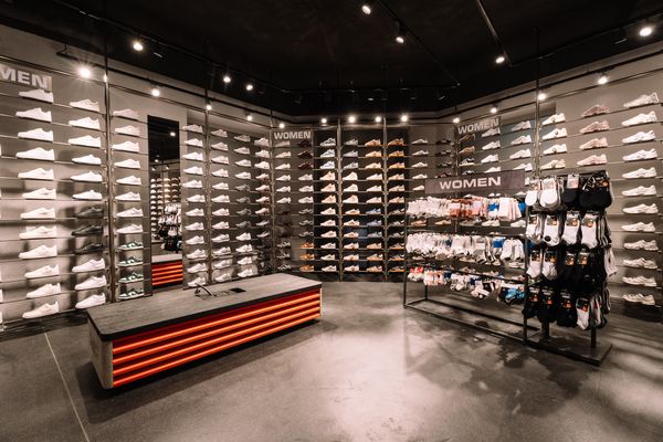 Sneaker wall