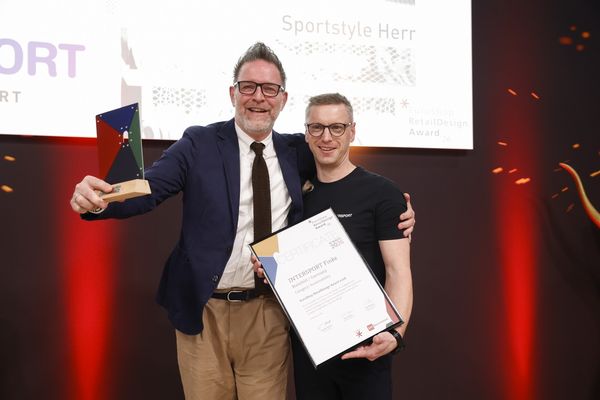 Markus Finke (links) mit Frank Eisenhardt, Teamcoordinator Shopfitting/Store design Intersport Deutschland eG, bei der Preisverleihung (Foto: Messe Düsseldorf/Tillmann)