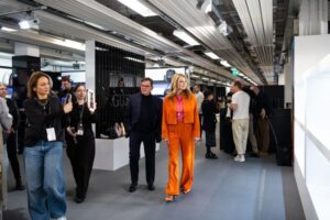 TV-Moderatorin Frauke Ludowig beim Messe-Rundgang mit ILM-Chef Arnd Hinrich Kappe (Foto: Laura Brichta)