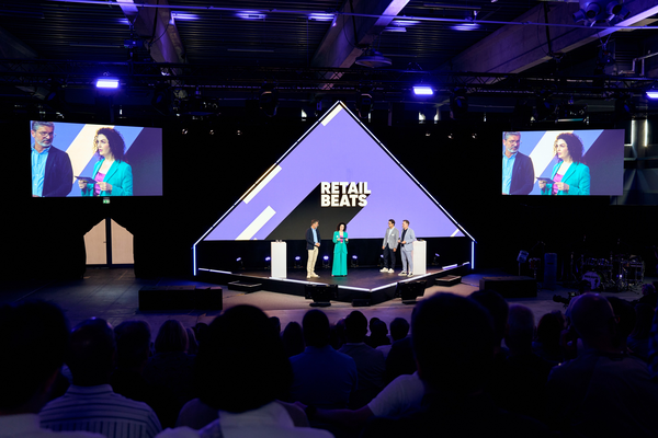 Auf der Retail Beats-Bühne wird der Award vergeben.