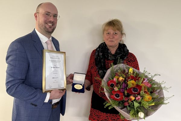 Torben Schütz gratulierte Barbara Braun zum Jubiläum.