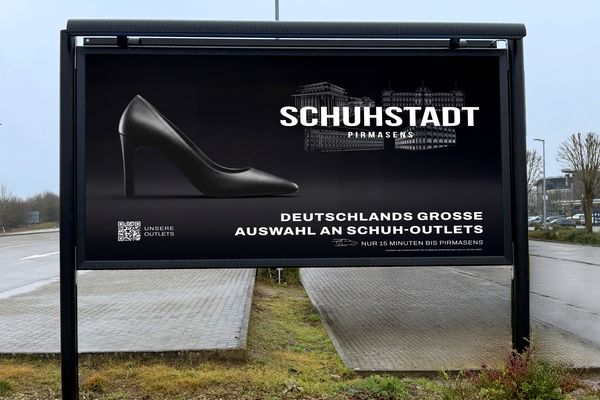 Die Schuhstadt ist auf einem Billboard im Outlet präsent.