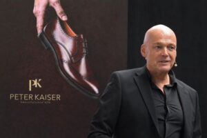 Jürgen Cölsch präsentierte die neue Herrenschuhkollektion von Peter Kaiser im Rahmen einer Modenschau vor über 100 überwiegend internationalen Gästen in den Hallen von Caprice.