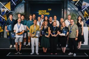 Alle Nominierten und Gewinner des MoveBeyond Award zusammen mit der Jury und den Initiatoren.