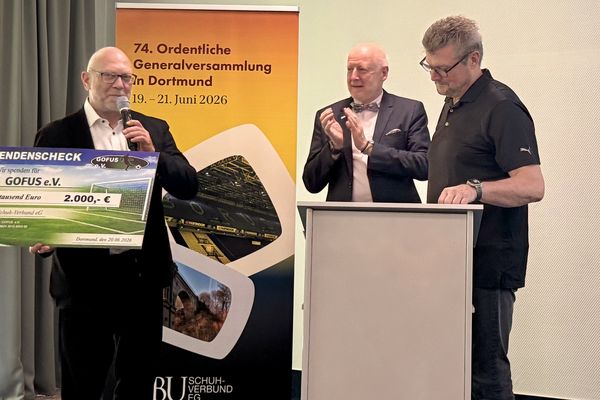 Borussia veteran Norbert Dickel had reason to be happy: He was able to accept a check for 2000 euros from Uli Rau and Lars Otto.
