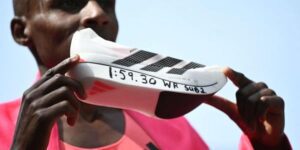 Marathon-Weltrekordler Sabastian Sawe mit dem Siegerschuh. (Foto: Adidas)