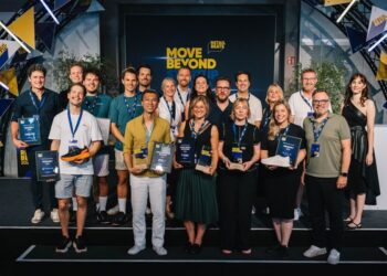 Alle Nominierten und Gewinner des MoveBeyond Award zusammen mit der Jury und den Initiatoren.