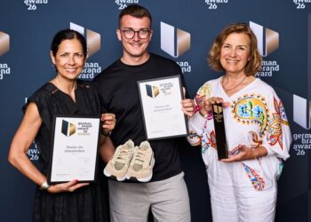 Stefanie Drinndörfer (Senior Marketing Manager), Adrian Bär (Chief Commercial Officer) und Ute Leder (Filialbetreiberin Bär-Store Berlin-Mitte) freuen sich über die Auszeichnung (von links).