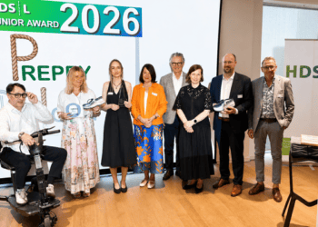 Award-Gewinnerin Annalena Henschel (dritte von links) mit den Mitgliedern der Jury