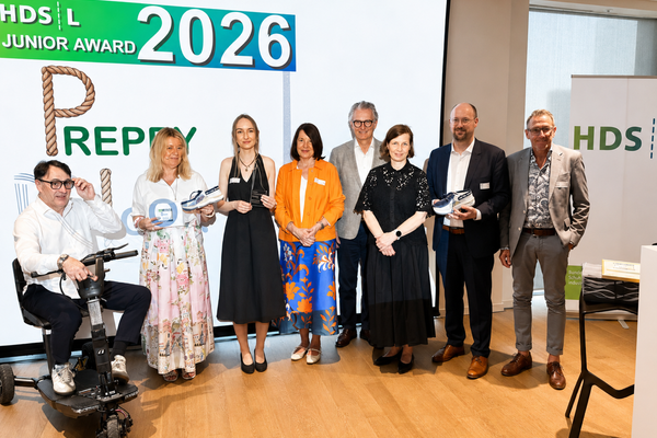 Award-Gewinnerin Annalena Henschel (dritte von links) mit den Mitgliedern der Jury